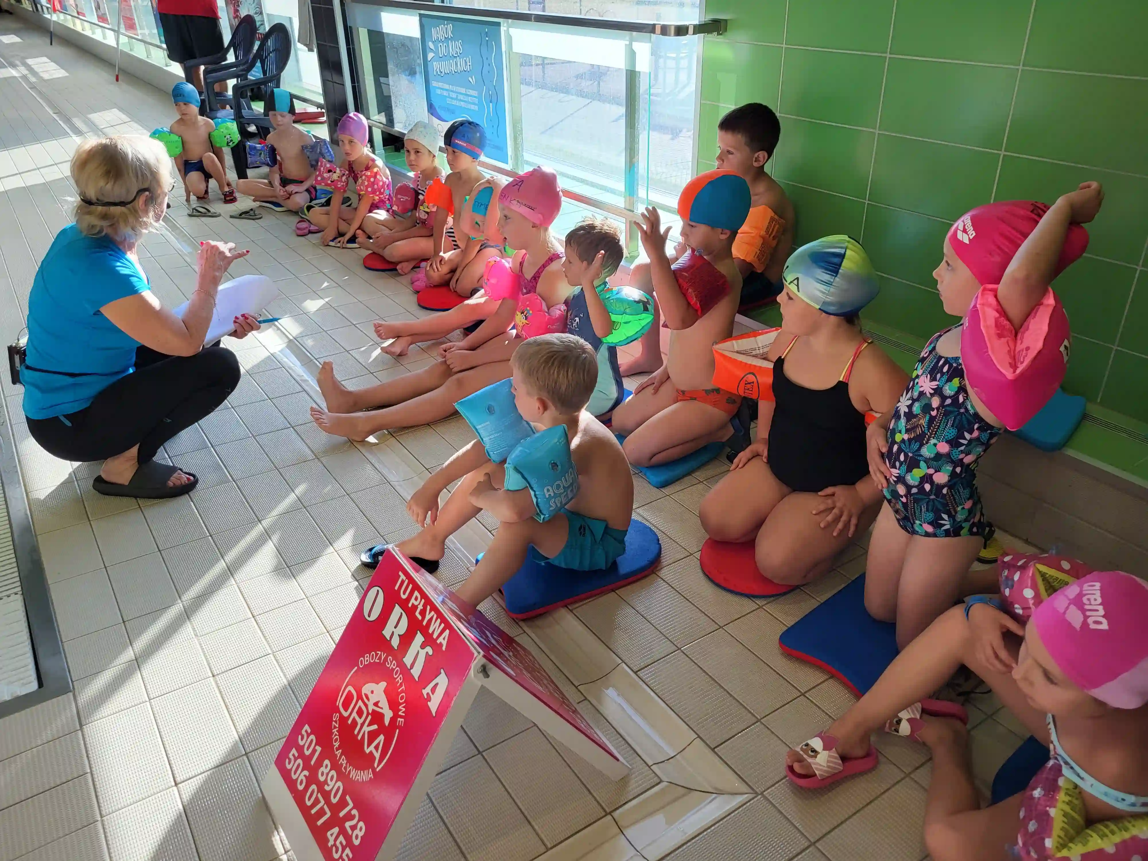 dzieci na lekcji pływania